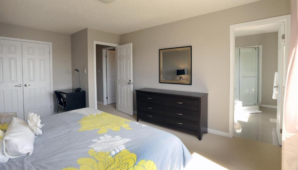 Boardwalk Homes - Vacation Homes & Executive Suites Kitchener Room photo