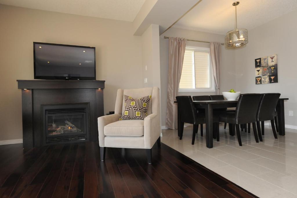 Boardwalk Homes - Vacation Homes & Executive Suites Kitchener Room photo