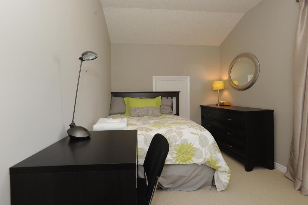 Boardwalk Homes - Vacation Homes & Executive Suites Kitchener Room photo