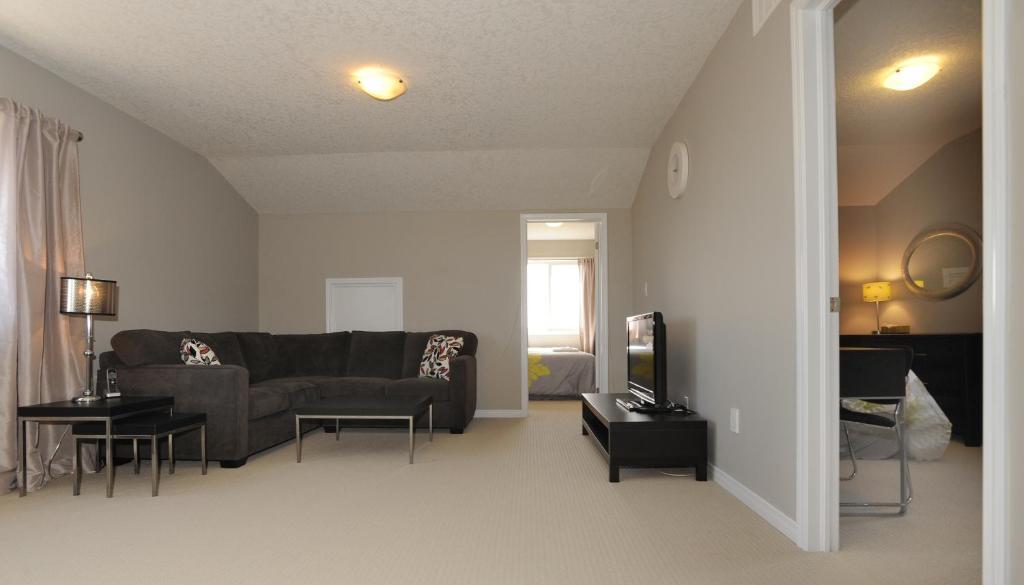 Boardwalk Homes - Vacation Homes & Executive Suites Kitchener Room photo