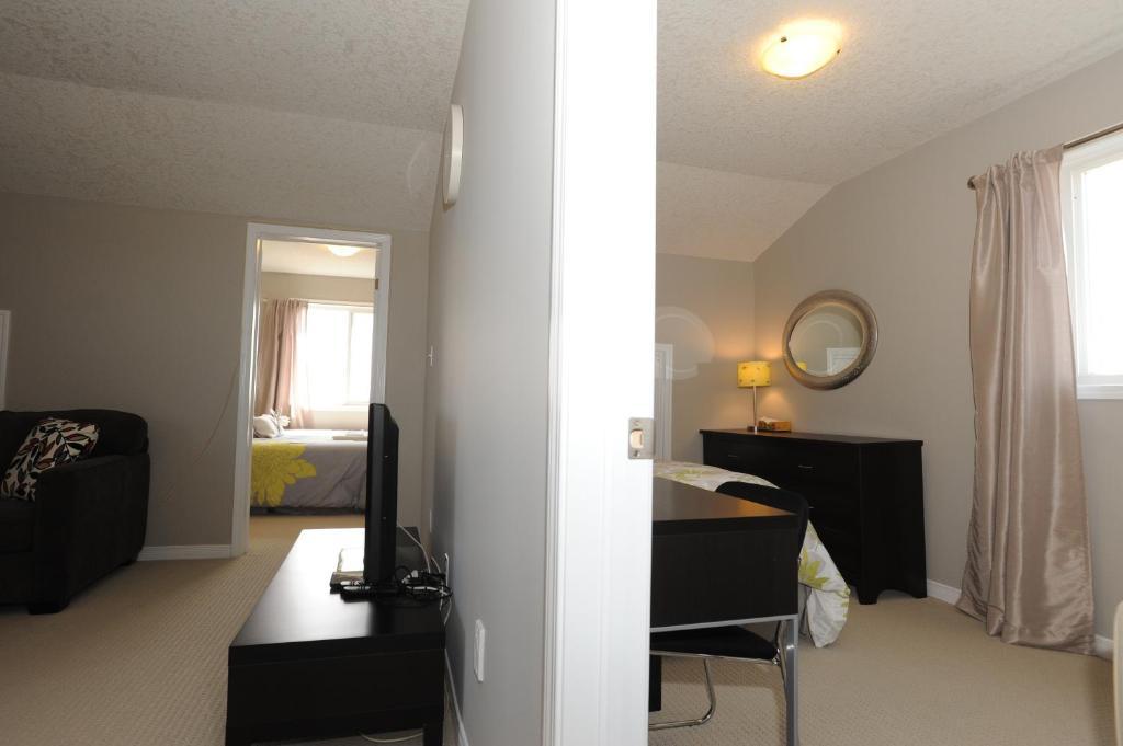 Boardwalk Homes - Vacation Homes & Executive Suites Kitchener Room photo